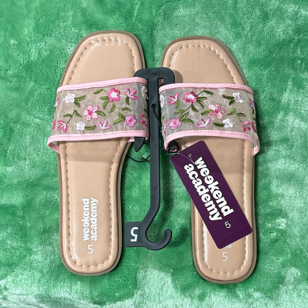NWT!! Pink Floral Women's Sandals